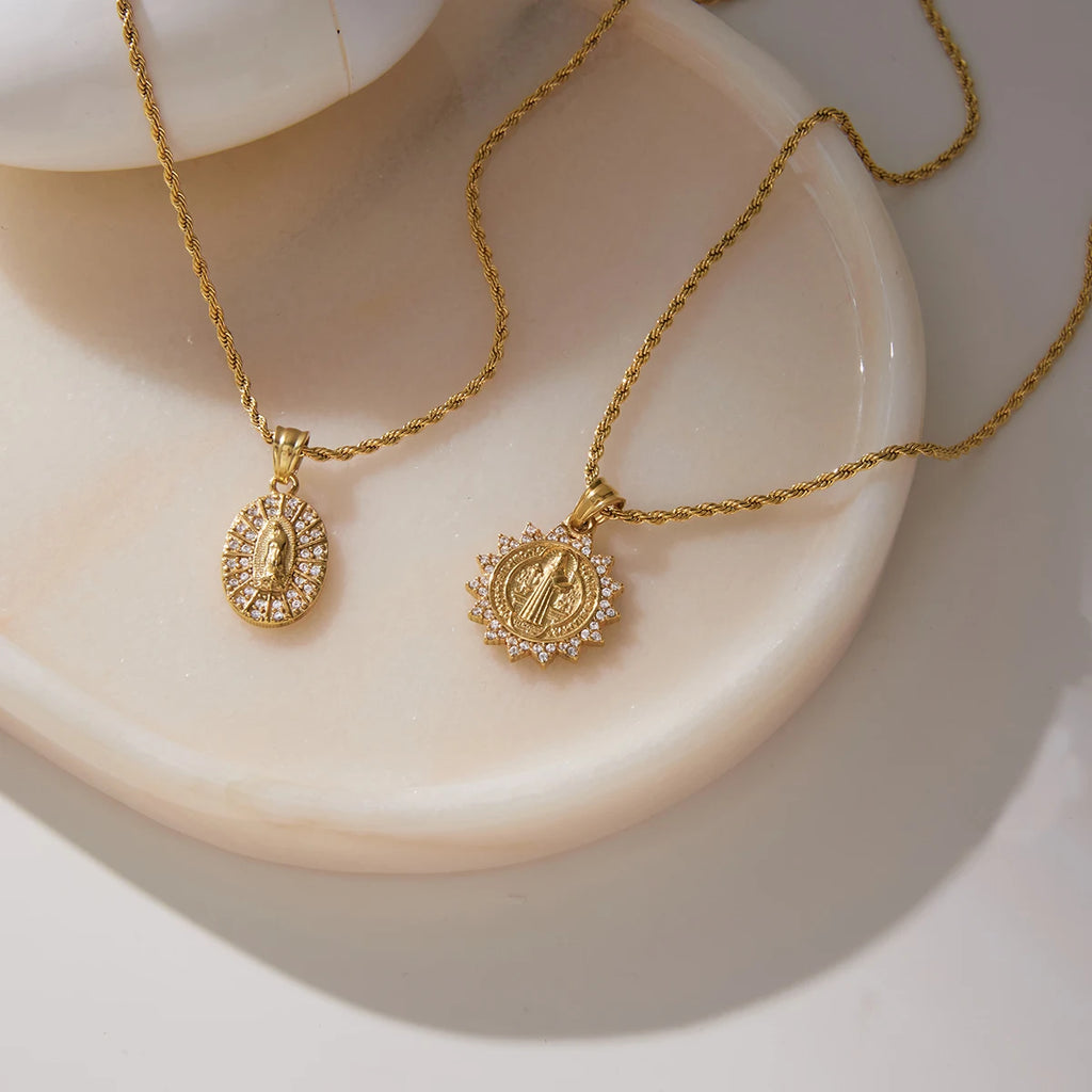 Kika Delicate White Zircon Relief Figure Pendant Sun Shaped Fried Dough Twists Chain Necklace