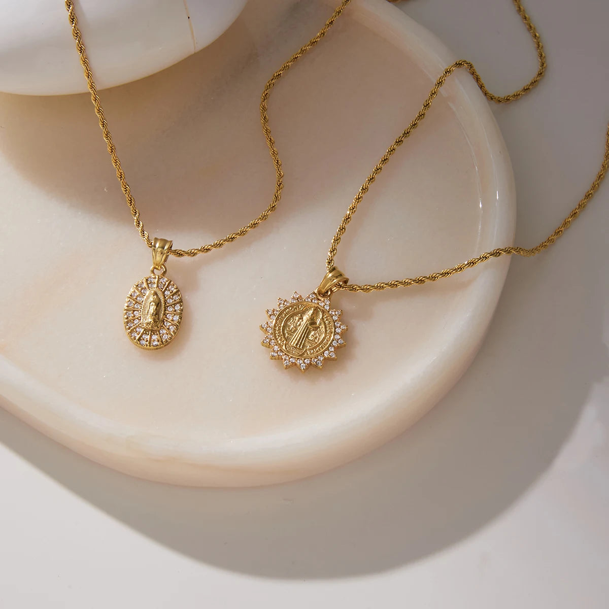 Kika Delicate White Zircon Relief Figure Pendant Sun Shaped Fried Dough Twists Chain Necklace