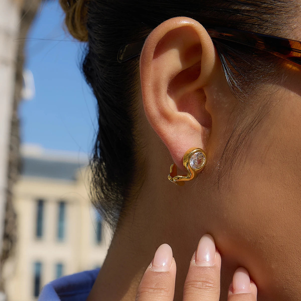 Kika White Round Zircon Wavy Geometric Earrings