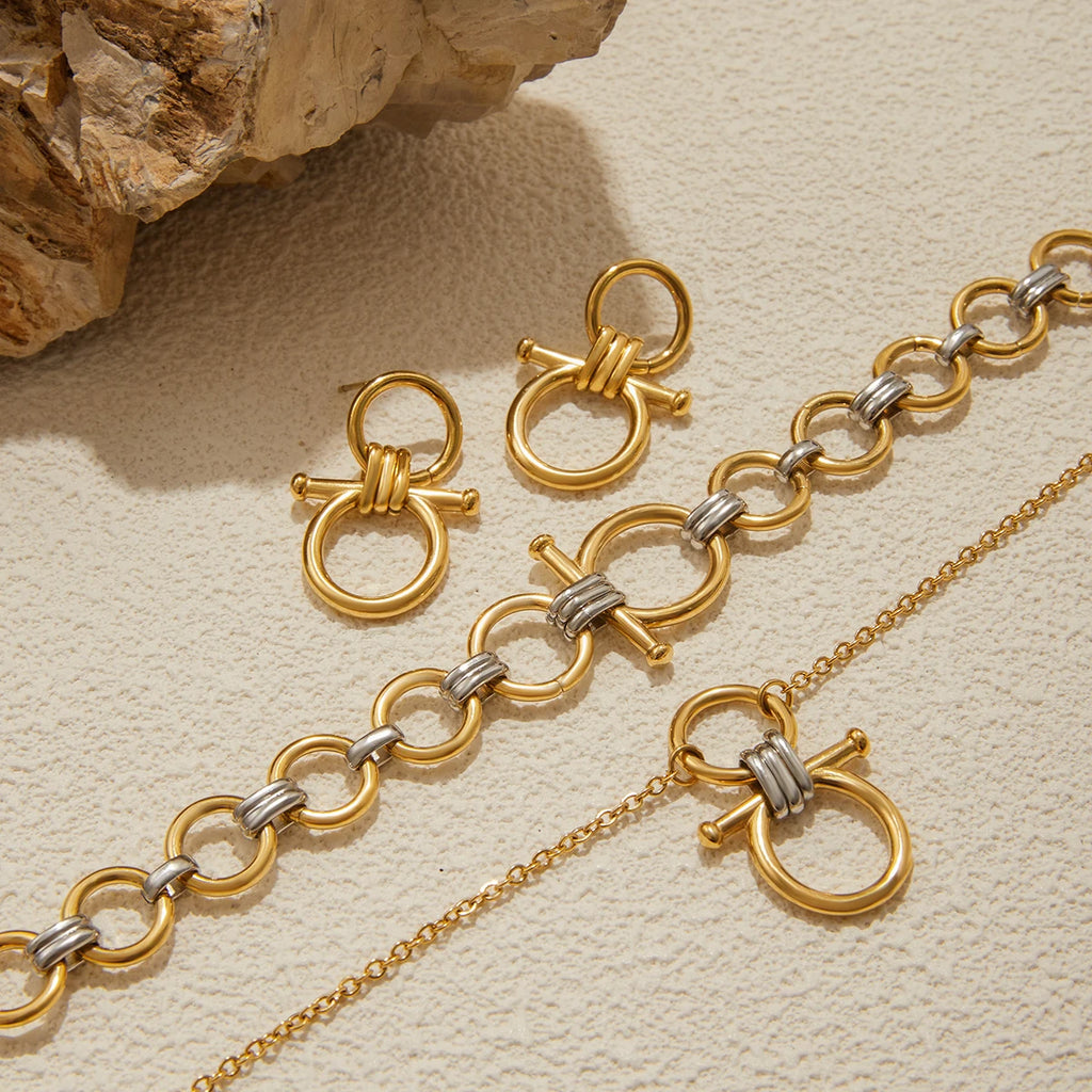 Kika Personality Equestrian Design Smooth Hollow Pendant Necklace
