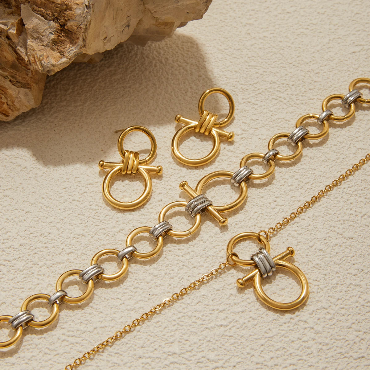 Kika Personality Equestrian Design Smooth Hollow Pendant Necklace