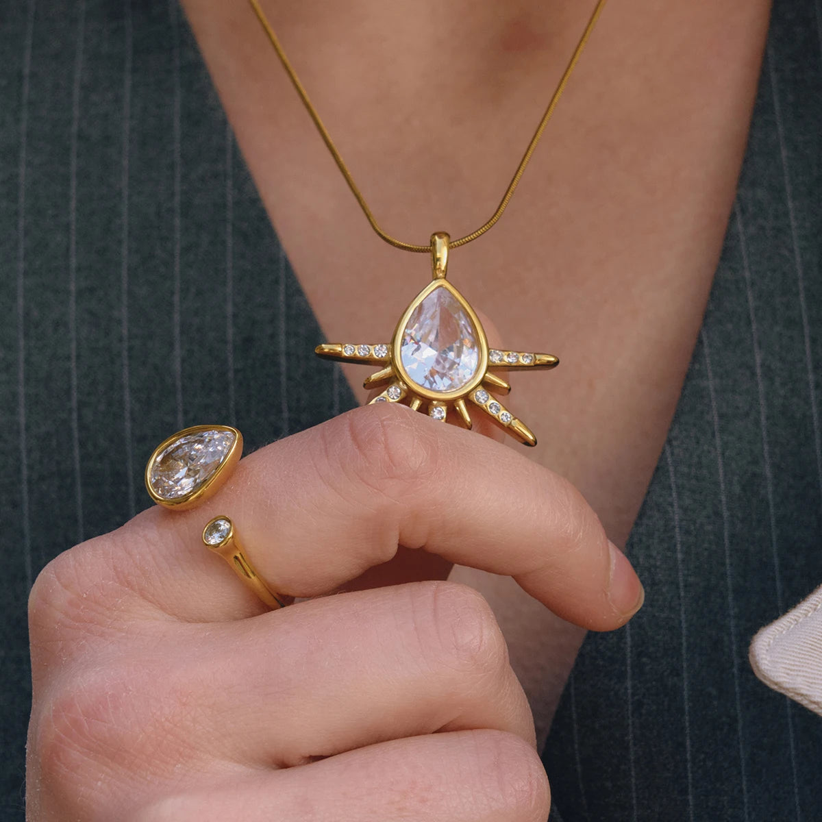 Kika White Drop-Shaped Zircon Star Pendant With Snake Bone Chain