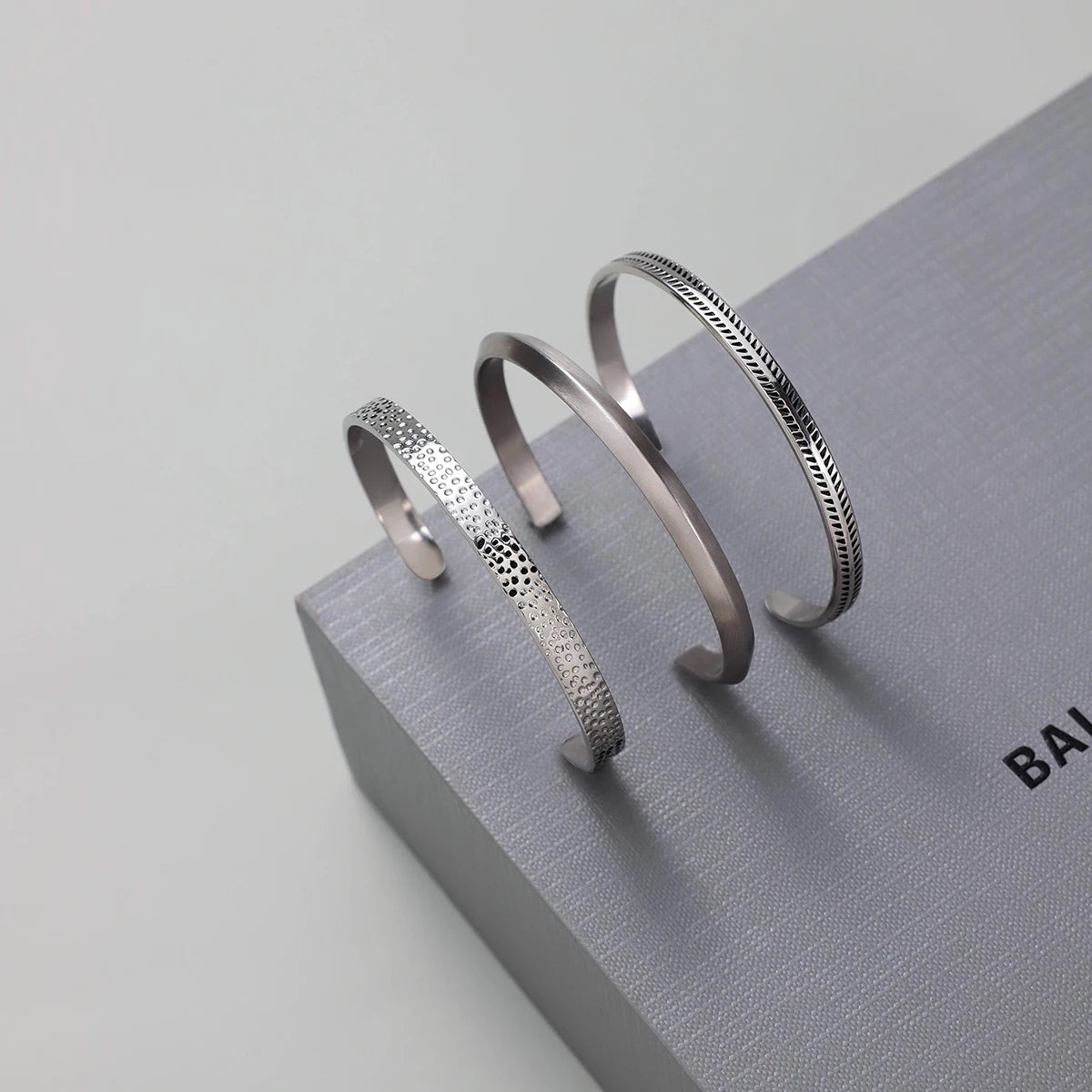 Retro Sawtooth Pattern Smearing Bracelet