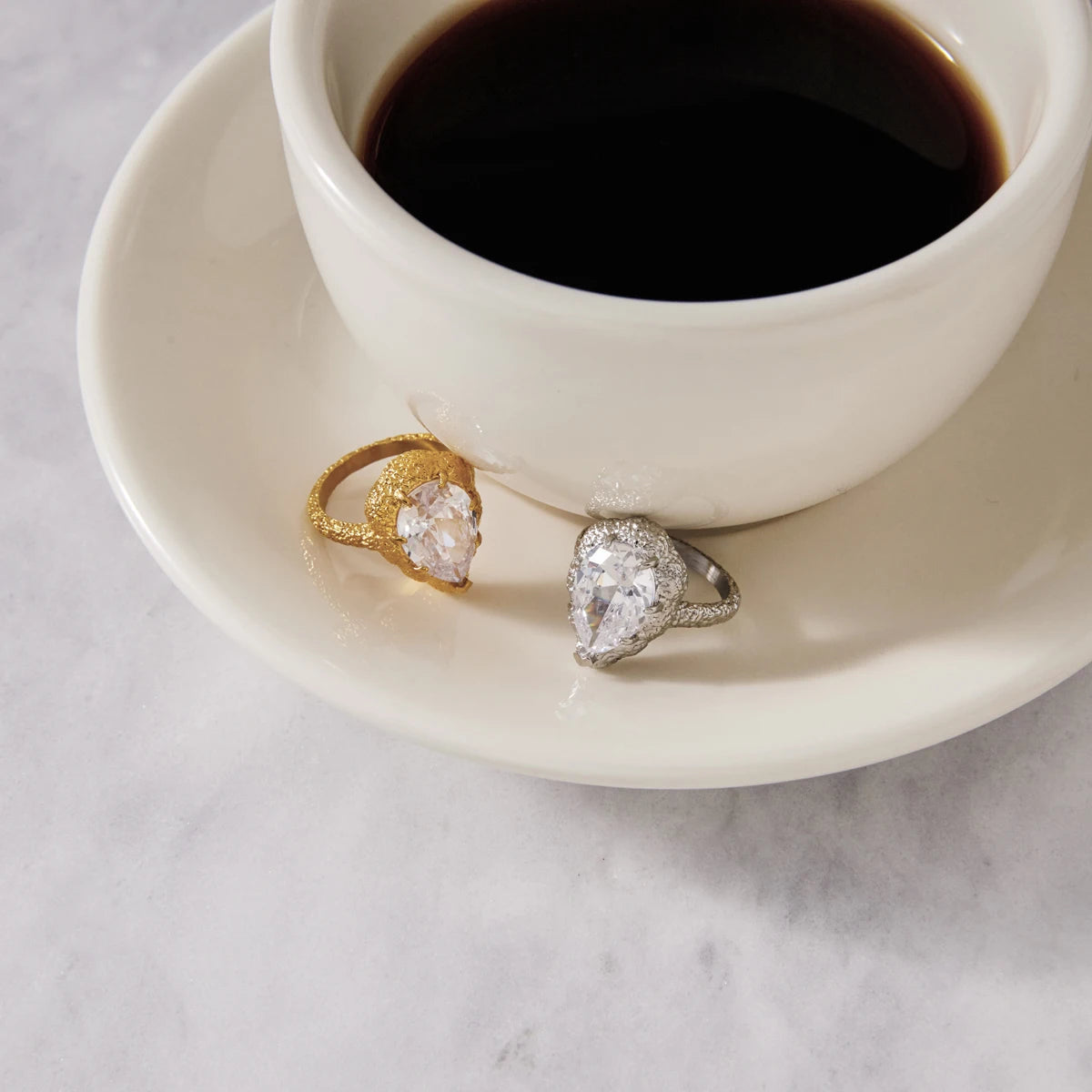 Kika Delicate White Droplet Shaped Zircon Hammer Sand Gold Texture Ring