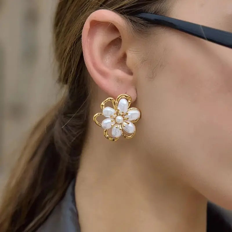 Kika Elegant Imitation Pearl Flower Stud Earrings